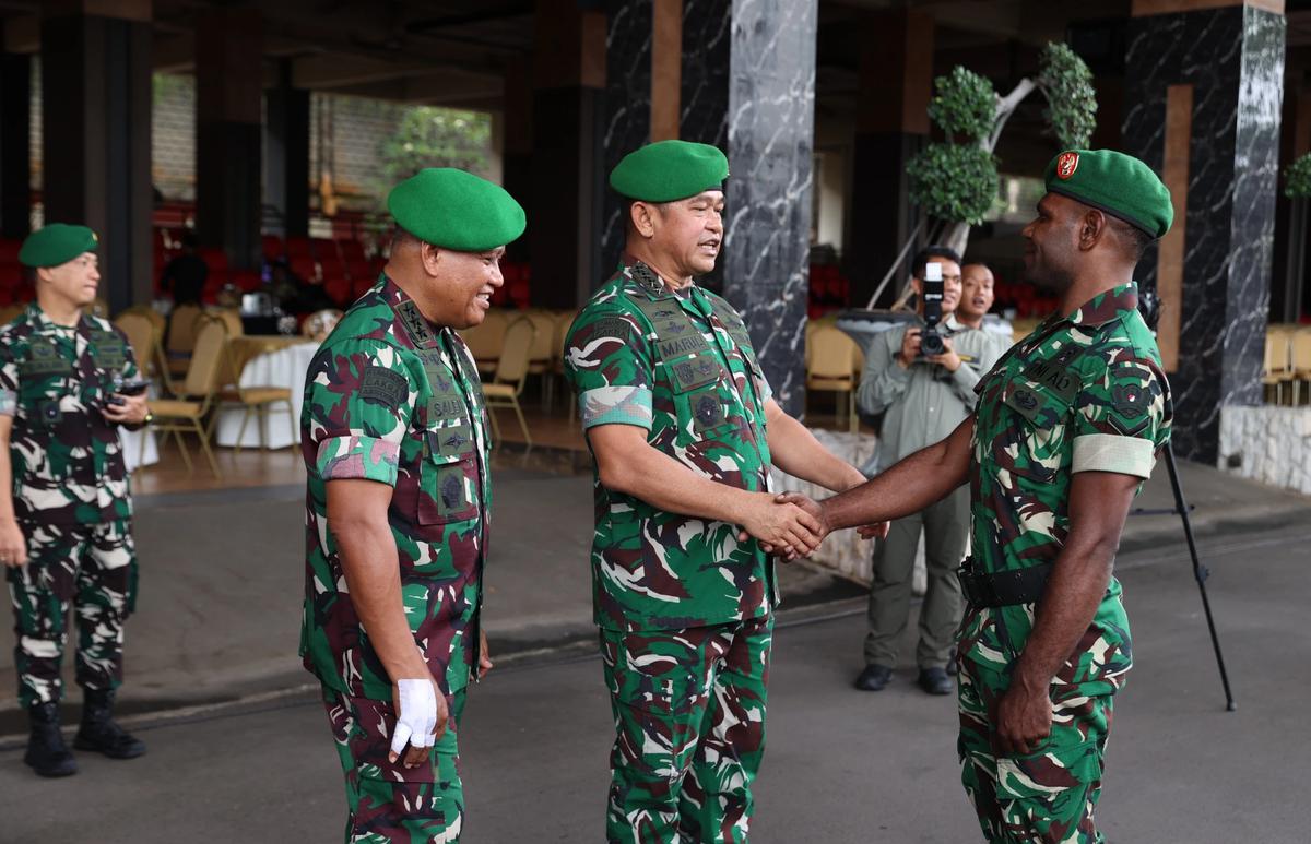 FOTO: Momen Hangat Kasad Maruli  Bersama Prajurit di Halal Bihalal Mabesad