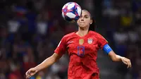 Penyerang Timnas Amerika Serikat, Alex Morgan, mengontrol bola saat melawan Inggris dalam laga Women’s World Cup football 2019 di Prancis pada 7 Juli 2019. Amerika Serikat menang 2-1 atas Ingris.(AFP/Franck Fife)