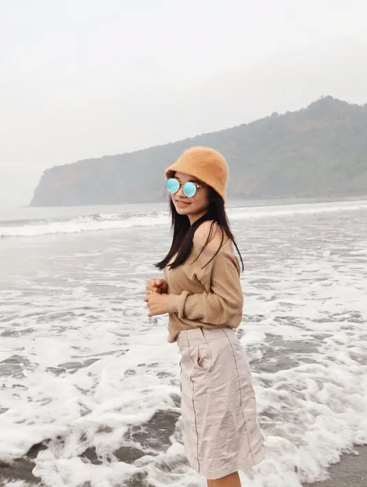 Tasya Rosmala berpose kece dengan setelan outfit dengan warna senada dan tambahan kaca mata saat berada di Pantai Grajakan,Banyuwangi. (Liputan6.com/IG/@tasya_ratu_gopo)