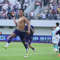 Pemain Persita Tangerang, Ahmad Nur Hadianto (kiri) melakukan selebrasi setelah mencetak gol kemenangan ke gawang PSBS Biak dalam laga BRI Super League 2025/2026 di Indomilk Arena, Tangerang, Banten, Senin (16/02/2026). (Bola.com/M Iqbal Ichsan)
