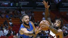 Pemain Orlando Magic, Evan Fournier #10 menhalau bola dari pemain  Miami Heat, Derrick Williams (kanan) pada laga NBA preseason basketball game, di Miami (19/10/2016) WIB. (AP/Wilfredo Lee)