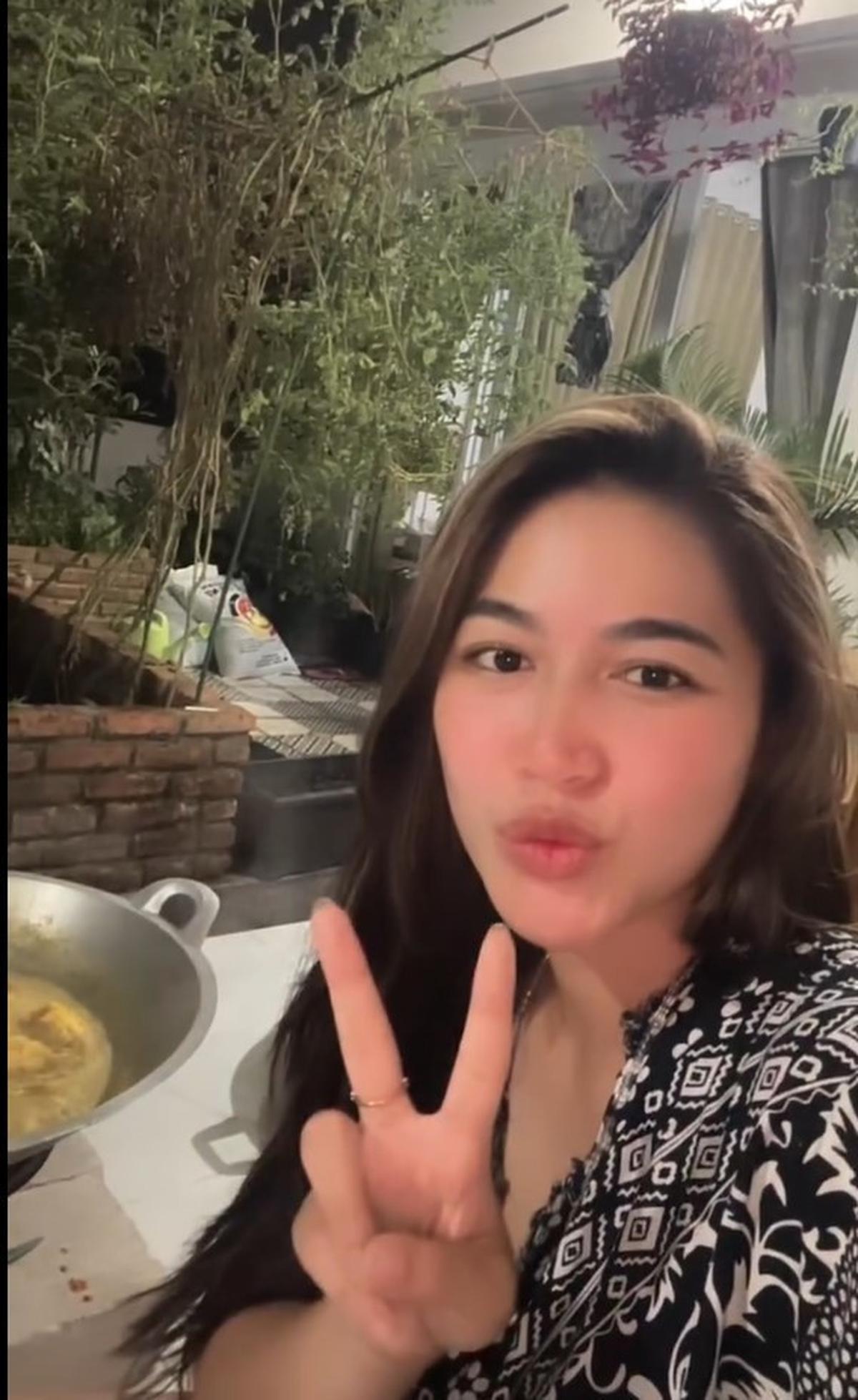 9 Potret Eriska Nakesya Istri Young Lex Banjir Pujian, Tak Malu Buka Warung di Gang Kecil