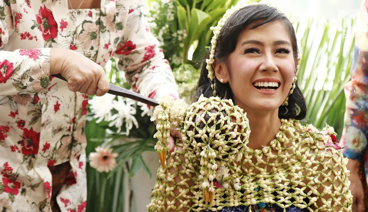 Ardina Rasti tersenyum bahagia saat prosesi siraman menjelang pernikahannya di kawasan Gunung Putri, Jawa Barat, Jumat (19/1). Ardina Rasti akan melangsungkan pernikahan pada Sabtu (20/1). (Liputan6.com/Herman Zakharia)