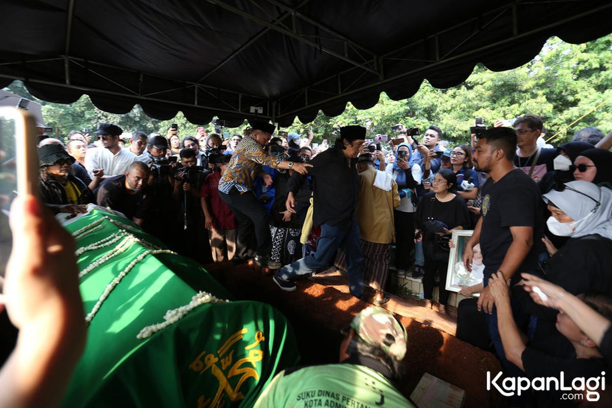 9 Potret Ikang Fawzi di Pemakaman Marissa Haque, Lantunkan Azan dalam Liang Lahad