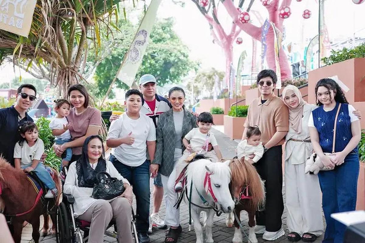 Gaya Healing Krisdayanti Bersama Keluarga Sebelum Pilkada Malang 2024, Konsisten Tampil Stylish dengan Barang Branded