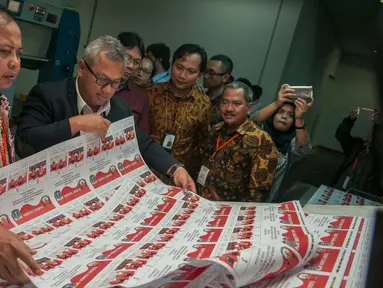 Ketua Komisi Pemilihan Umum (KPU) DKI Jakarta, Sumarno mengecek pencetakan kertas surat suara Putaran Kedua Pilkada DKI 2017 di Percetakan PT. Gramedia Printing, Cikarang, Jawa Barat, Kamis (23/3). (Liputan6.com/Gempur M Surya)