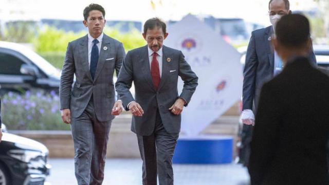 Pangeran Abdul Mateen mendampingi ayahnya, Sultan Brunei Hassanal Bolkiah dalam kunjungan resmi. (Instagram/@tmski)