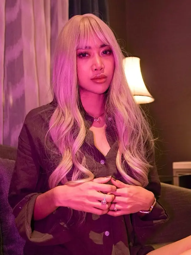 FOTO: Tampil Beda, Ini Penampilan Widy Vierratale dengan Rambut Blonde