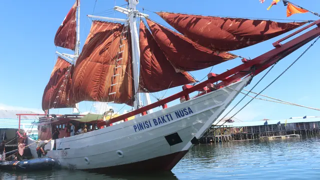Kapal Pinisi menjemput pagi di Teluk Tomini