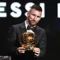 Pemain tim nasional Inter Miami dan Argentina Lionel Messi menerima trofi Ballon d'Or 2023 pada upacara penghargaan Ballon d'Or (Bola Emas) ke-67 di Theatre du Chatelet di Paris, Prancis, Senin, 30 Oktober 2023. (AP Photo /Michel Euler)