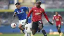 Gelandang Manchester United, Paul Pogba, berebut bola dengan gelandang Everton, Allan, pada laga lanjutan Liga Inggris di Goodison Park Stadium, Sabtu (7/11/2020) malam WIB. Manchester United menang 3-1 atas Everton. (Clive Brunskill/Pool via AP)