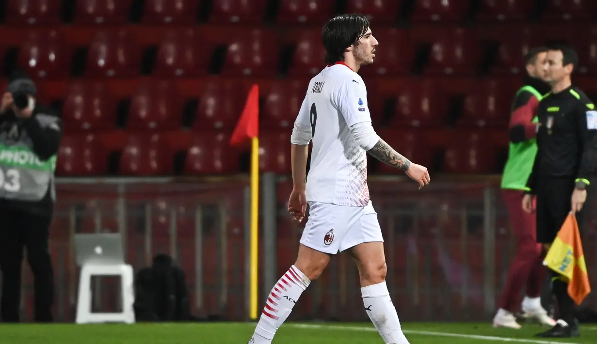 Gelandang AC Milan, Sandro Tonali meninggalkan lapangan usai diganjar kartu merah dalam laga lanjutan Liga Italia 2020/21 pekan ke-15 melawan Benevento di Ciro-Vigorito, Minggu (3/1/2021). AC Milan menang 2-0 atas Benevento. (AFP/Andreas Solaro)