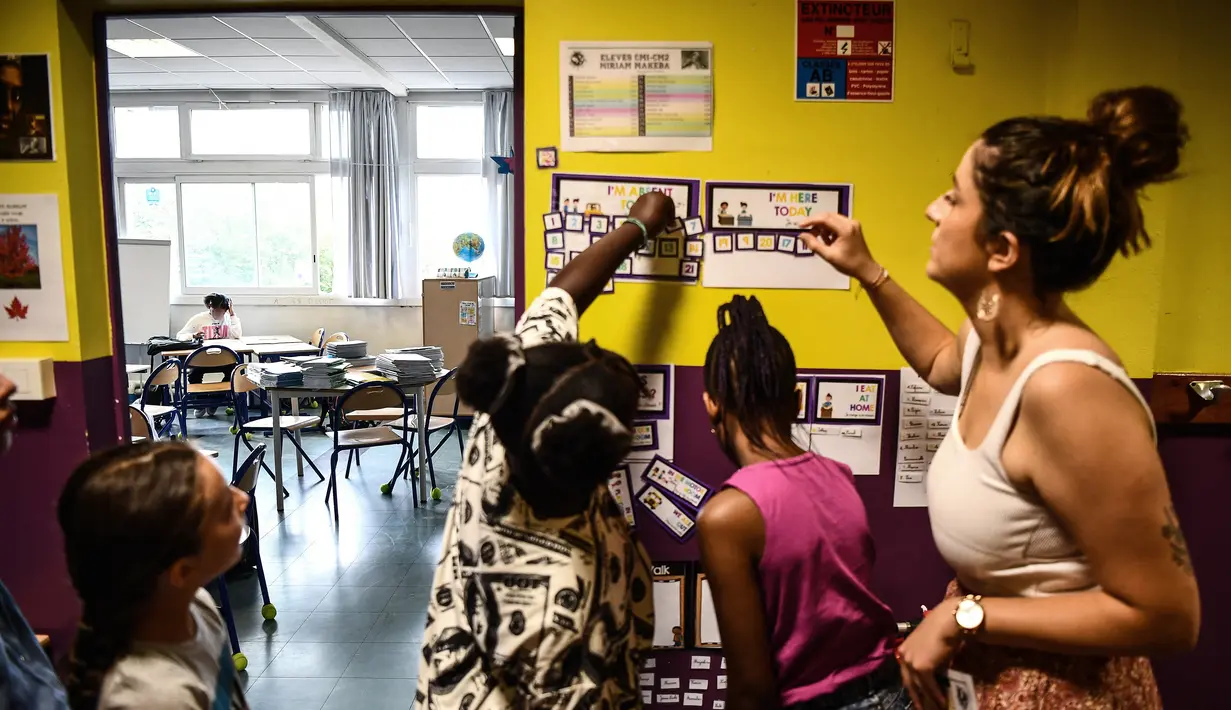 Beberapa tokoh terkemuka di sayap kanan telah meminta pemerintah untuk mewajibkan anak-anak mengenakan seragam sekolah di sekolah-sekolah negeri. (Photo by Christophe ARCHAMBAULT / AFP)