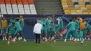 Para pemain Real Madrid melakukan pemanasan selama mengikuti sesi latihan di Stadion Olimpiyskiy di Kyiv, Ukraina, Senin (18/10/2021). Real Madrid akan bertanding melawan Shakhtar Donetsk pada Grup D Liga Champions di NSC Olimpyskiy. (AP Photo/Efrem Lukatsky)