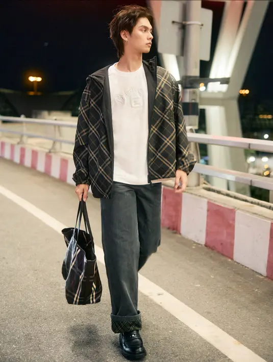 <p>Celana panjang tersebut dilipat hingga memerlihatkan motif khas Burberry. Ia juga mengenakan sepatu loafers hitam.&nbsp;[dok. Burberry]</p>