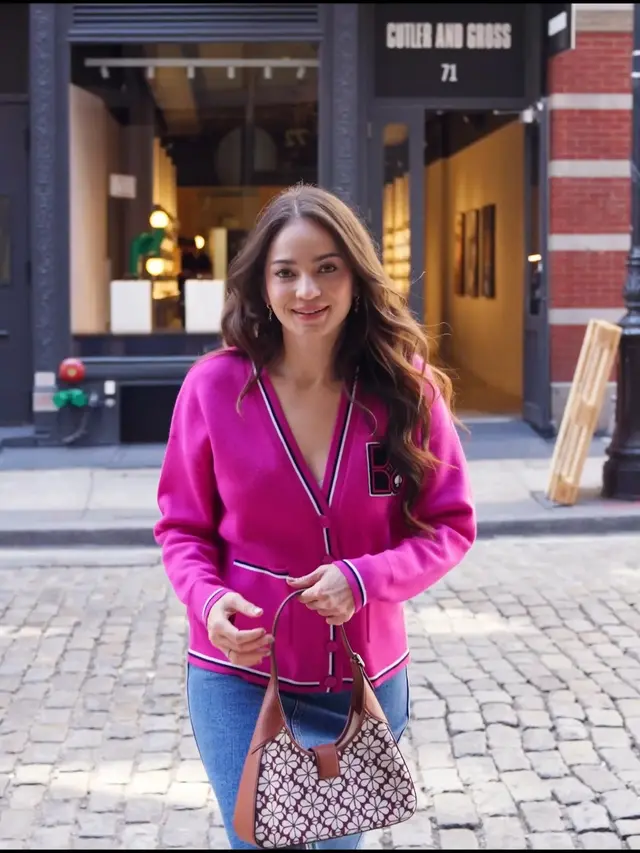 Kembali ke Amerika Serikat, 7 Potret Gaya Playful Enzy Storia dengan Koleksi Kate Spade