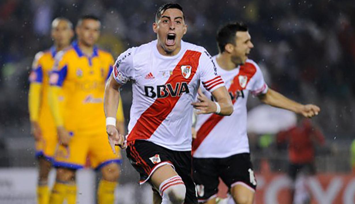 Ramiro Funes Mori merayakan gol yang dicetaknya pada laga Piala Libertadores di Buenos Aires, Rabu (5/8/2015). Bek berkebangsaan Argentina itu diperkirakan akan menjalani debut bersama Everton pekan ini. (AFP Photo/Charly Diaz Azcue)