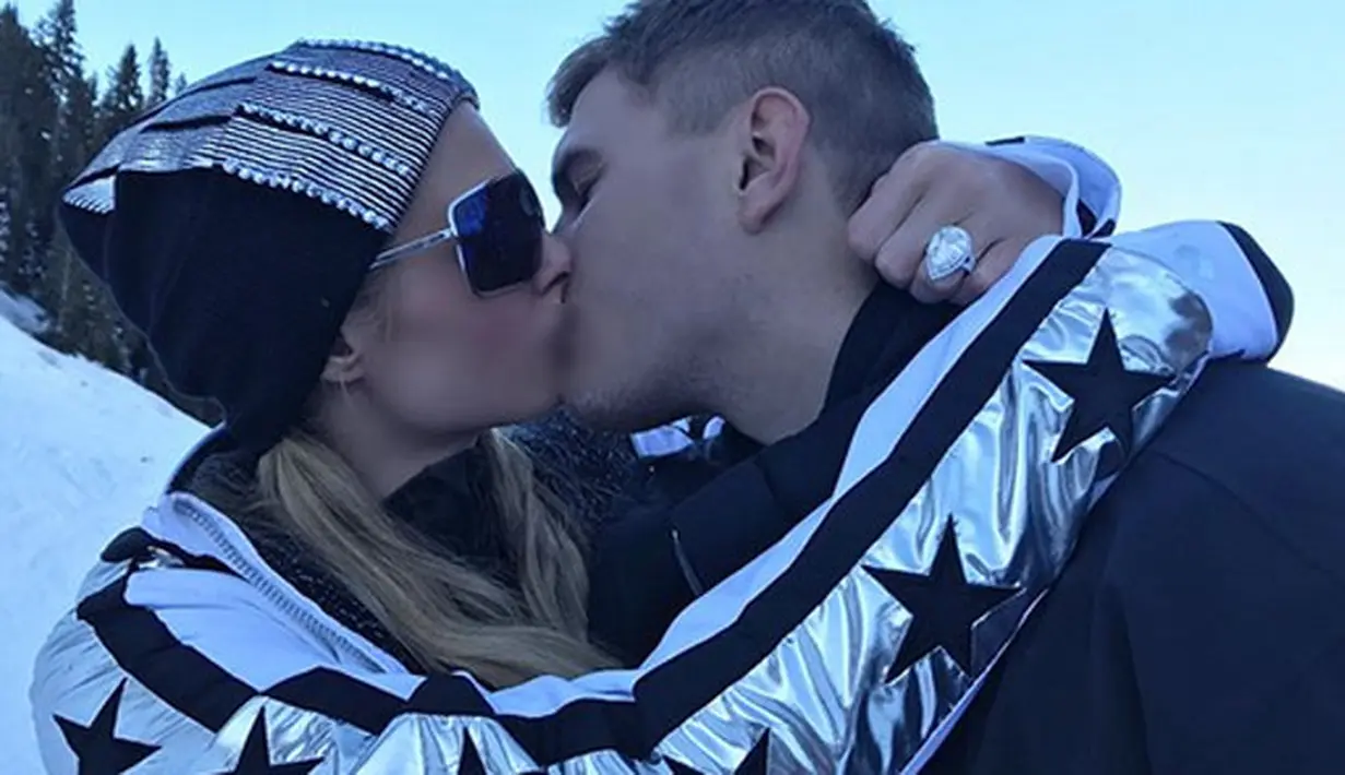 Sebelum melamar sang kekasih saat perjalanan ski ke Pegunungan Aspen, Colorado beberapa waktu lalu, Chris terlebih dulu menemui ayahnya Paris Hilton dang meminta izin untuk menikahinya. (Instagram/parishilton)