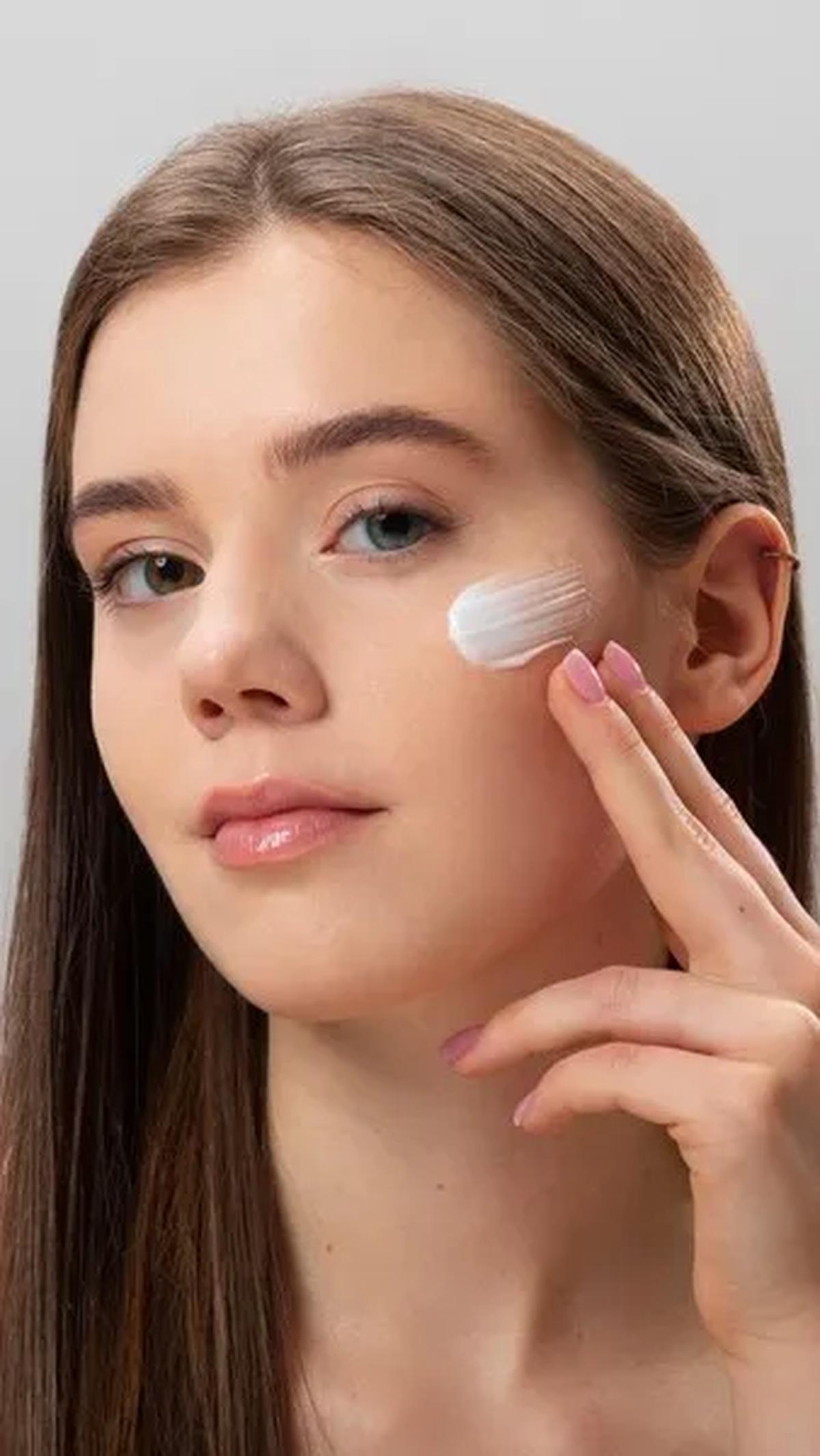 Seperti yang diungkapkan oleh American Academy of Dermatology, "Pemakaian sunscreen adalah bagian penting dari photoprotection, upaya untuk mencegah kerusakan kulit akibat paparan sinar matahari."