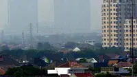 Polusi udara yang menyelimuti Surabaya. Menurut Badan Lingkungan Hidup Kota Surabaya, kualitas udara Surabaya sangat buruk. (Antara)