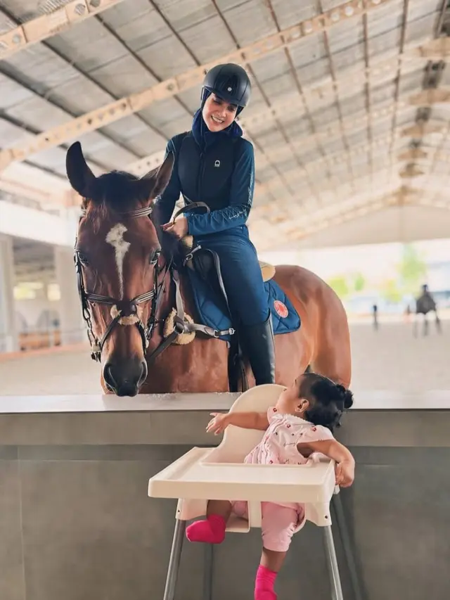 Momen lucu Nabila Syakieb menggendong Humaira. (credit:instagram.com/zaskiasungkar15)