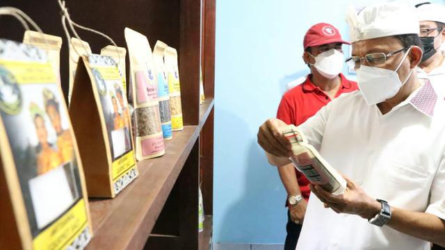 Gubernur Bali, Wayan Koster di Lokasi Pembuatan Garam Lokal Bali
