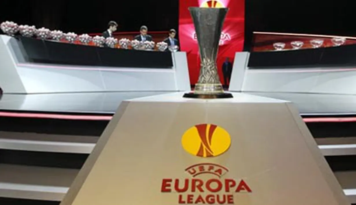 Trofi Liga Europa dalam acara drawing babak penyisihan grup Liga Europa 2010-2011 di Monaco, 27 Agustus 2010. AFP PHOTO/VALERY HACHE