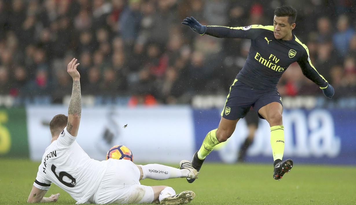 Pemain Arsenal, Alexis Sanchez (kanan) menorehkan satu gol saat timnya mengalahkan Swansea City 4-0 pada laga Premier League pekan ke-21 di Liberty Stadium, Swansea, Sabtu (14/1/2017). (Nick Potts/PA via AP)