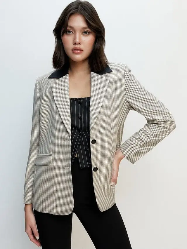 Mulai dari Blazer hingga Kacamata Berbingkai Tipis