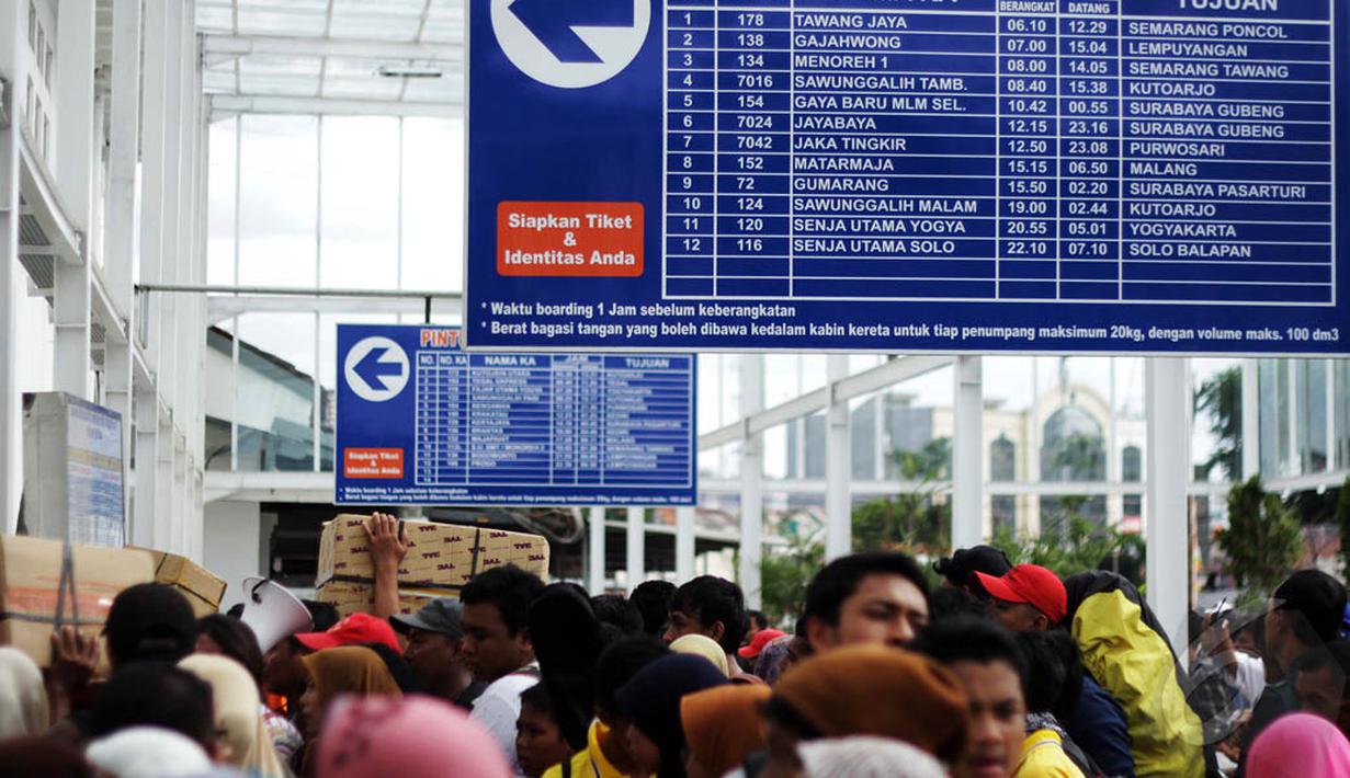Jumlah calon penumpang diperkirakan akan terus naik hingga Tahun Baru, Jakarta. Foto diambil pada Senin (29/12/2014). (Liputan6.com/Faizal Fanani)