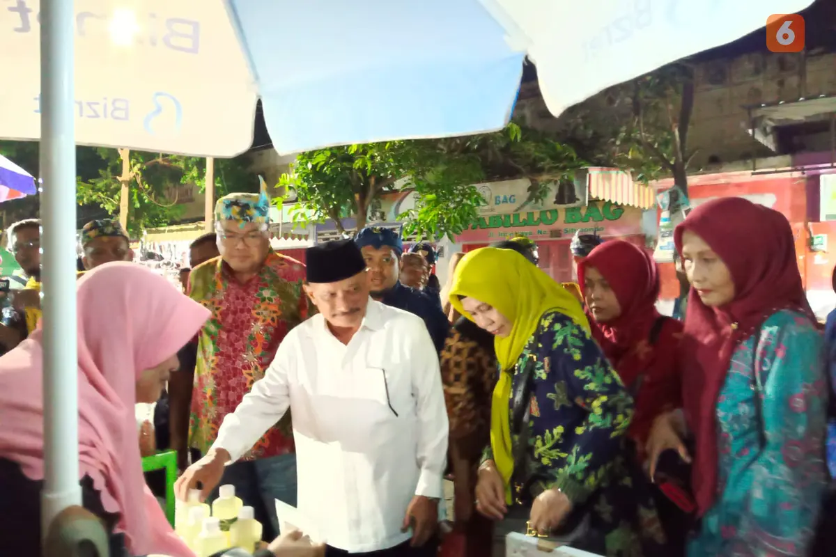 Bupati Situbondo Karna Suswandi tinjau stan UMKM di acara Car Free Night Situbondo (Hermawan Arifianto/Liputan6.com)