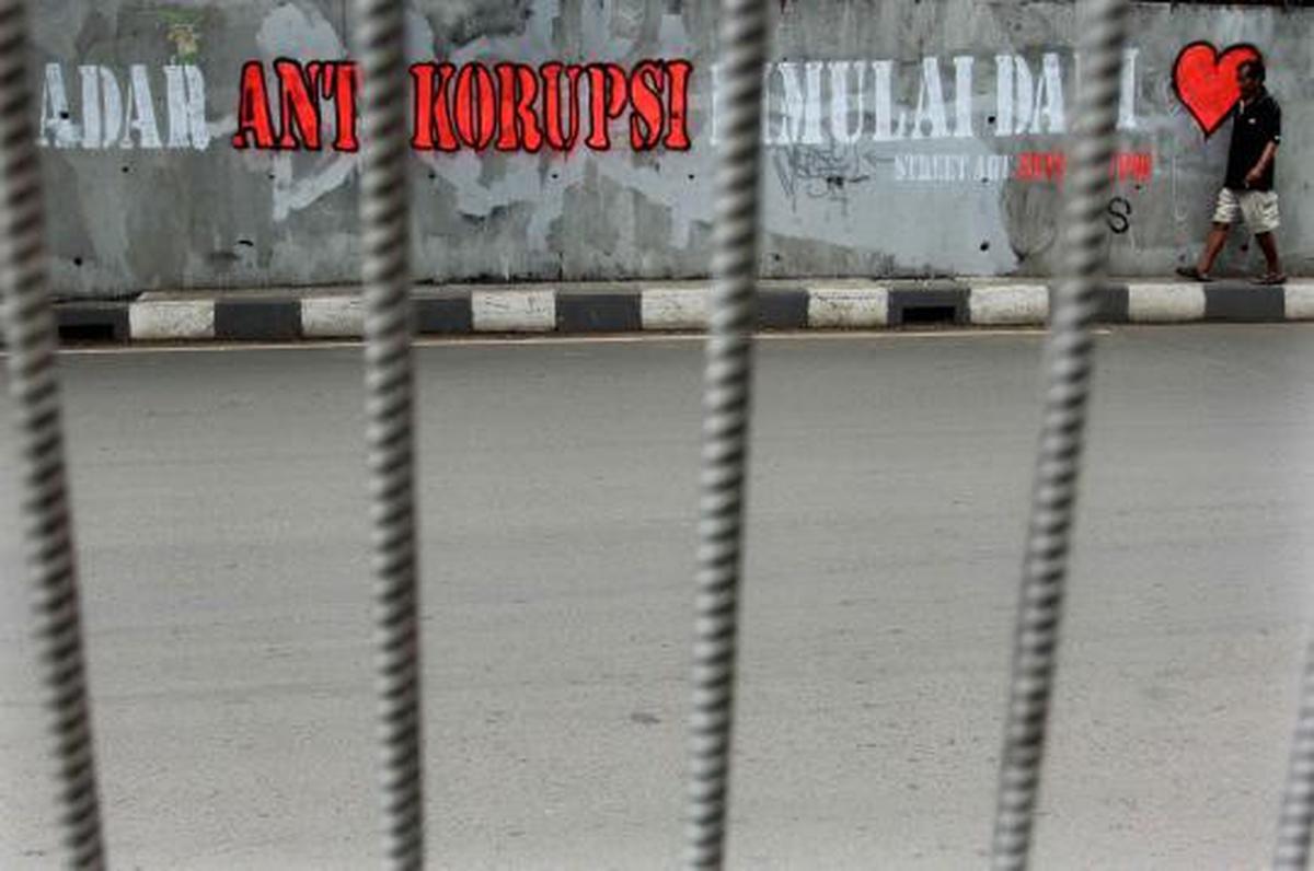 Mural bertema HAM dan anti-korupsi terlukis di dinding Ibu Kota