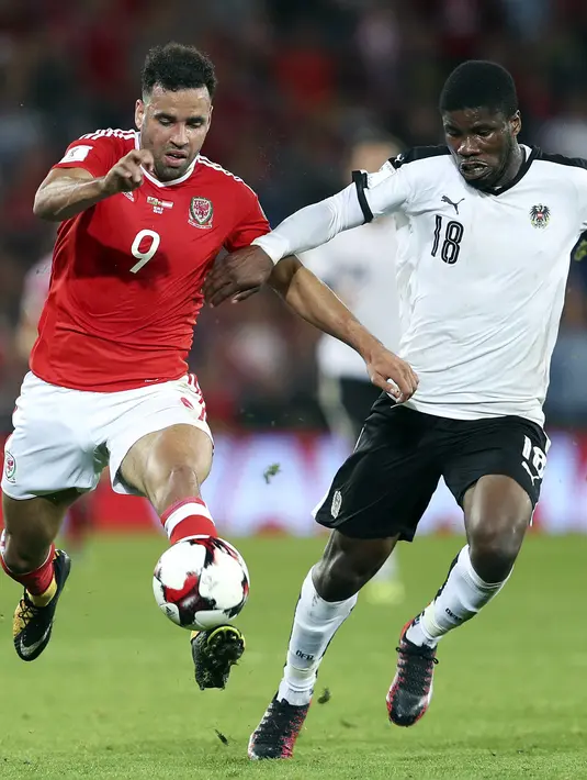 Aksi pemain Wales, Hal Robson-Kanu (kiri) saat melewati adangan pemain Austria, Kevin Danso pada laga Group D kualifikasi Piala Dunia 2018 di Cardiff City Stadium, Cardiff, (2/8/2017). Wales menang 1-0. (David Davies/PA via AP)