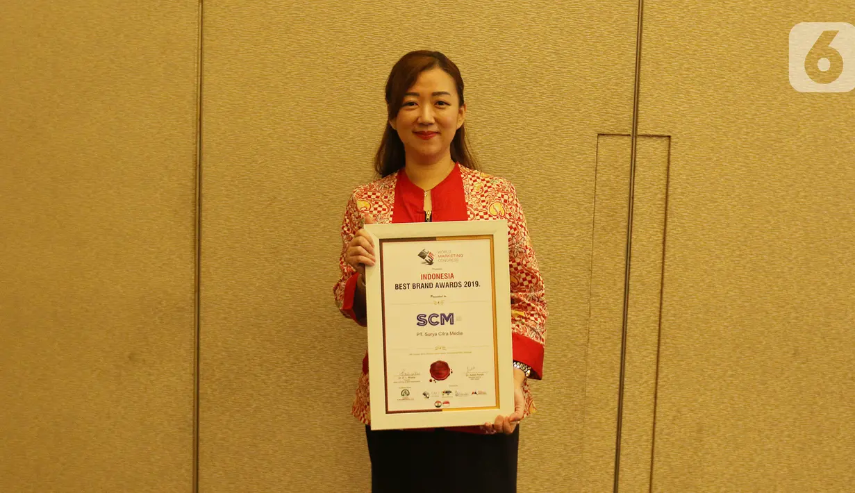 Perwakilan PT Surya Citra Media Tbk (SCM), Helen Melinda menerima penghargaan dalam acara Global Brand Excellence Arwards di Jakarta, Kamis (24/10/2019). PT SCM Tbk menerima penghargaan kategori Indonesia Best Brand Awards 2019. (Liputan6.com/Herman Zakharia)