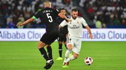 Striker Real Madrid, Karim Benzema, mengontrol bola saat melawan Al-Ain pada laga final Piala Dunia Antarklub di Stadion Zayed Sports City, Abu Dhabi, Sabtu (22/12). Al-Ain kalah 1-4 dari Madrid. (AFP/Giuseppe Cacace)