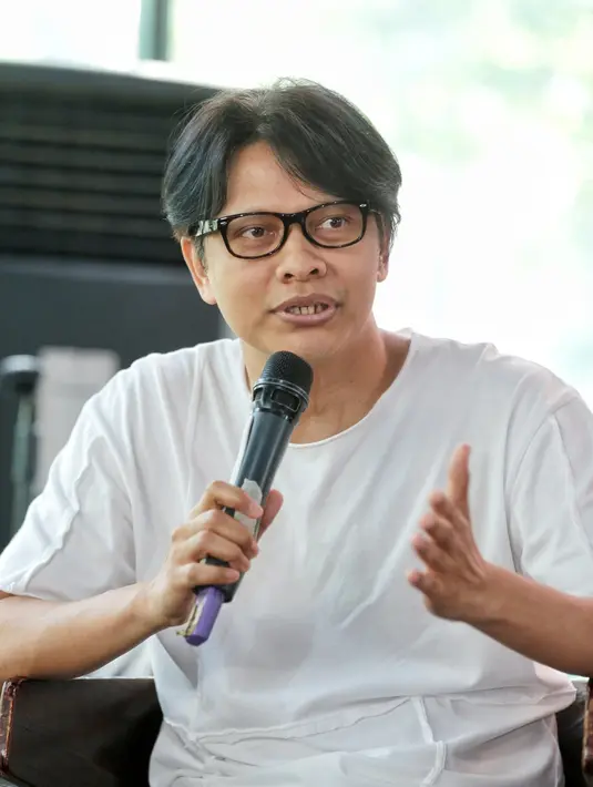 "Kalo di Mandiri Karnaval kan konsepnya 90-an, ya kita akan bawakan konsep itu, jadi kita bisa bernostalgia, karena ada juga band lainnya seperti Kahitna, Kla Project dan lain-lain, nah konsep nostalgia," tutur suami Dewi Gita. (Adrian Putra/Bintang.com)