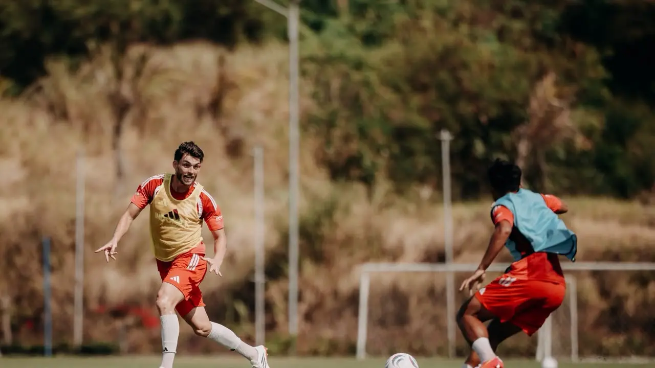 Winger Bali United Thijmen Goppel saat berduel dengan bek kanan Agung Dwi