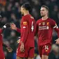 Striker Liverpool, Sadio Mane (kiri) berselebrasi dengan Virgil van Dijk (tengah) dan Jordan Henderson pada laga kontra Wolverhampton Wanderers, Minggu (29/12/2019). (AFP/Paul Ellis)