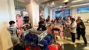 Suporter memilih jersey dan merchandise resmi Timnas Amerika Serikat di FIFA Store, MetLife Stadium, East Rutherford, New Jersey, Amerika Serikat, menjelang laga fase grup Prancis melawan Senegal pada Piala Dunia 2026. Beragam produk resmi tim nasional menjadi incaran penggemar dari berbagai negara. (KLY Sports/Hery Kurniawan)