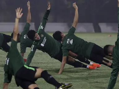 Para pemain Timnas Indonesia melakukan pemanasan saat latihan di Lapangan ABC Senayan, Jakarta, Jumat (7/6). Latihan ini persiapan jelang laga persahabatan melawan Yordania. (Bola.com/Yoppy Renato)