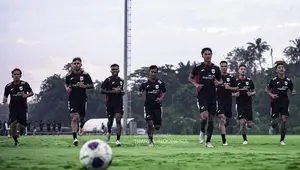 Striker Timnas Indonesia, Rafael Struick (paling depan) menjalani sesi pemusatan latihan bersama Tim Garuda di Bali United Training Center, Senin (26/5/2025). (Dok. Timnas Indonesia).