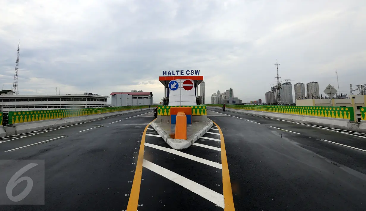 Suasana proyek JLNT Transjakarta Koridor XIII jurusan Ciledug-Tendean, di kawasan CSW, Jakarta, Sabtu (18/3). Jalur Bus Transjakarta sepanjang 9,3 kilometer yang dilengkapi 12 halte tersebut sudah memasuki tahap akhir. (Liputan6.com/Johan Tallo)