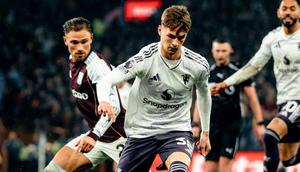 Gelandang Manchester United, Jack Fletcher (tengah), saat laga debutnya bersama MU utama melawan Aston Villa di Villa Park, Minggu (21-12-2025). (Dok. manutd.com)