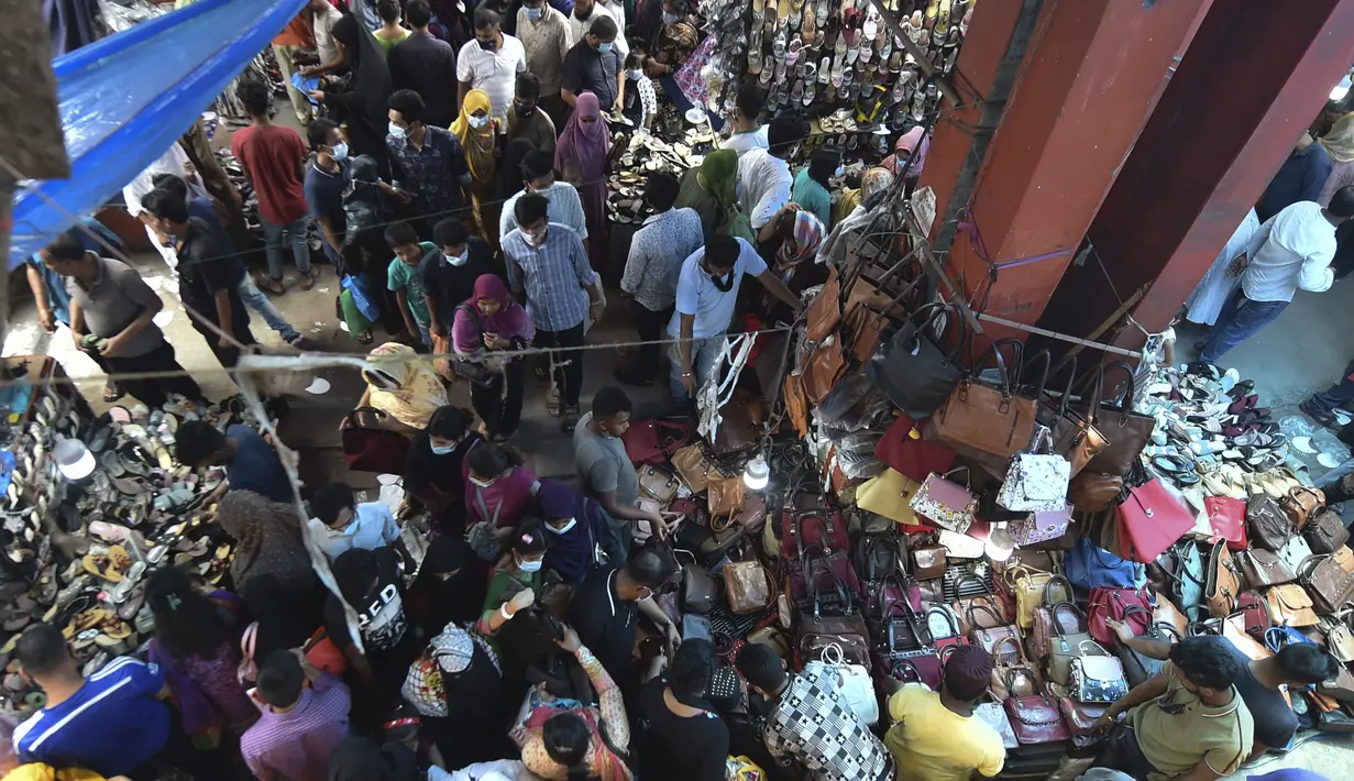 Orang-orang memadati Pasar Baru Dhaka untuk berbelanja menjelang Idul Fitri di Dhaka, Bangladesh, Rabu (12/5/2021). Umat Islam di dunia mulai sibuk mempersiapkan diri menyambut hari kemenangan setelah sebulan menjalankan ibadah puasa Ramadhan. (Munir Uz zaman / AFP)