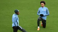 Gelandang Manchester City, Raheem Sterling (kiri) dan Leroy Sane melakukan pemanasan selama latihan jelang menghadapi Liverpool pada leg pertama perempatfinal Liga Champions di stadion Anfield di Liverpool, Inggris (3/4). (AFP Photo/Paul Ellis)