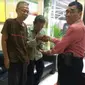 Polisi mengembalikan uang dan tas yang hilang kepada pemiliknya. (KRJogja.com/Istimewa)