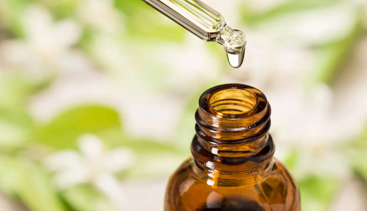 Marula Oil sangat ideal untuk mengurangi kemerahan dan melembapkan kulit. Asam lemak omega, antioksidan, dan asam amino di dalamnya berfungsi menenangkan kulit. Foto: Shutterstock.