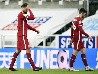 Bek Liverpool, Nathaniel Phillips (tengah) dan rekan setim meninggalkan lapangan usai berakhirnya laga lanjutan Liga Inggris 2020/21 pekan ke-16 melawan Newcastle United di St James' Park, Rabu (30/12/2020). Liverpool bermain imbang 0-0 dengan Newcastle United. (AFP/Peter Powell/Pool)