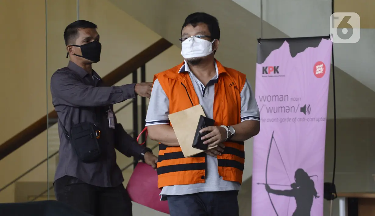 Mantan anggota DPRD Bandung periode 2009-2014 Tomtom Dabbul Qomar usai menjalani pemeriksaan di Gedung KPK, Jakarta, Kamis (23/4/2020). Tomtom diperiksa sebagai tersangka untuk melengkapi berkas kasus dugaan korupsi pengadaan RTH di Pemkot Bandung pada 2012. (merdeka.com/Dwi Narwoko)