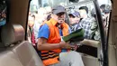 Staff Khusus Bupati Kudus, Agus Soeranto memasuki mobil tahanan usai pemeriksaan terkait dugaan suap pengisian jabatan perangkat daerah di lingkungan Pemkab Kudus, Gedung KPK, Jakarta, Sabtu (27/7/2019). KPK juga menetapkan Bupati Kudus, M Tamzil sebagai tersangka. (Liputan6.com/Helmi Fithriansyah)